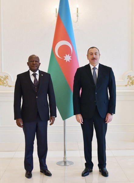 Президент Ильхам Алиев принял верительные грамоты новоназначенных послов ЮАР и Шри-Ланки