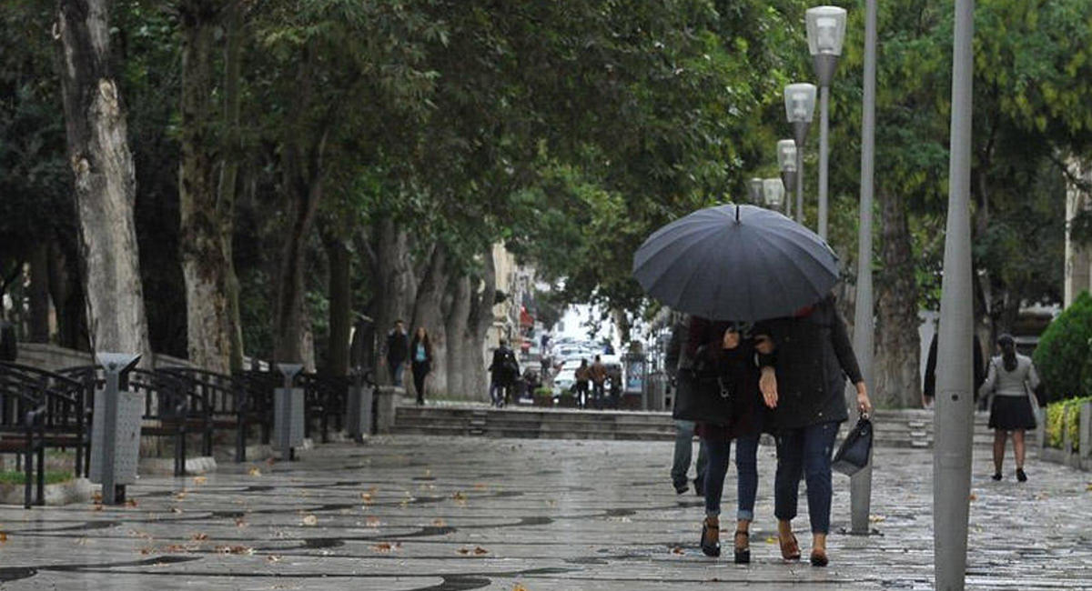 Погода в азербайджане в апреле. Дождь в Баку. Дождливый Баку. Дождь в Азербайджане. Пасмурно в Баку.