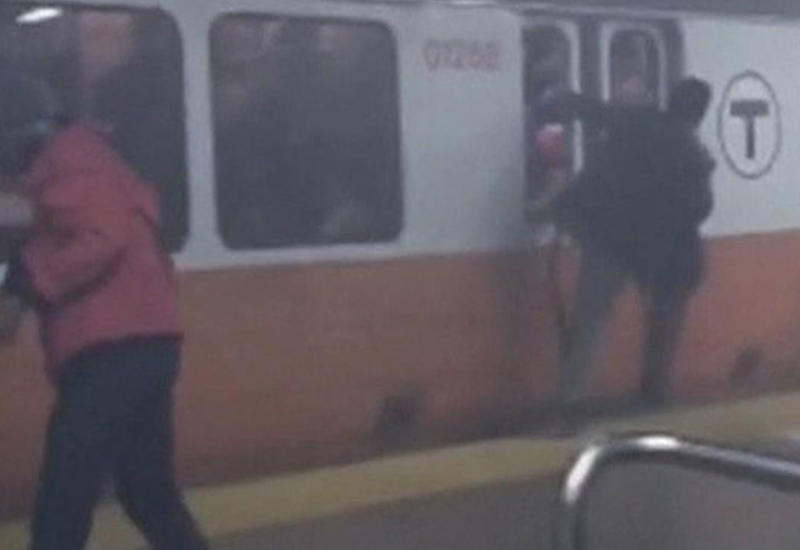 ЧП в бостонском метро: пассажиры покидали дымящийся поезд через окна