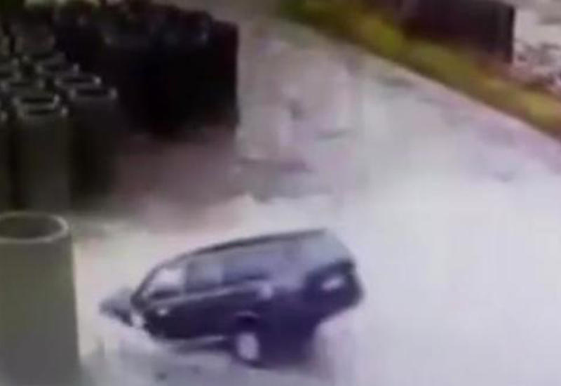 В Турции мужчина припарковался в котлован, приняв его за лужу