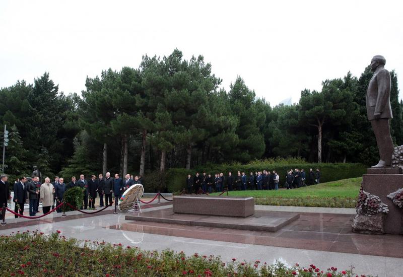Участники VII Азербайджано-российского межрегионального форума посетили могилу Общенационального лидера Гейдара Алиева и Шехидляр хиябаны