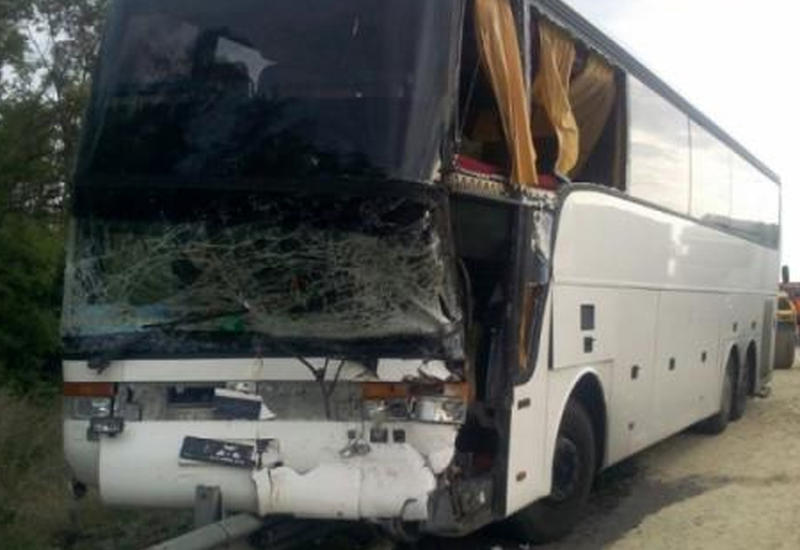 В Шабране пассажирский автобус столкнулся с грузовиком, есть раненые