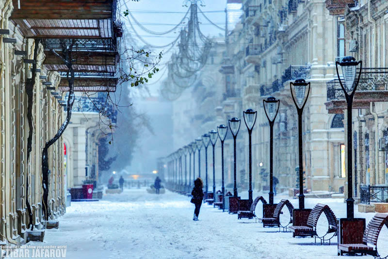 У Торговой нет плохой погоды: необычные снимки самой знаменитой улицы Баку