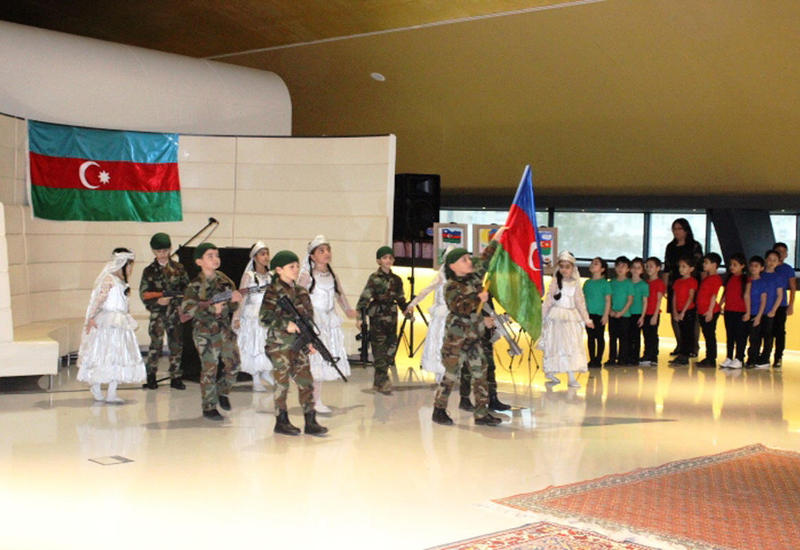 В Баку прошел праздничный вечер, посвященный Дню Государственного флага