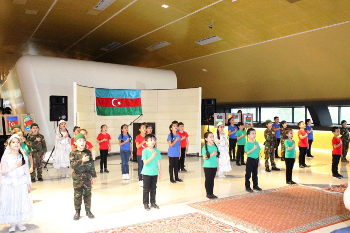 В Баку прошел праздничный вечер, посвященный Дню Государственного флага