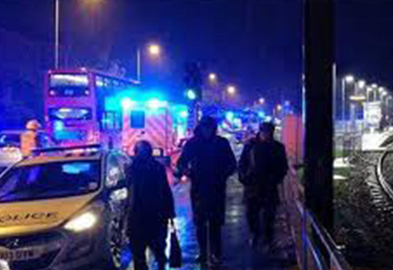 В Лондоне перевернулся трамвай, десятки раненых