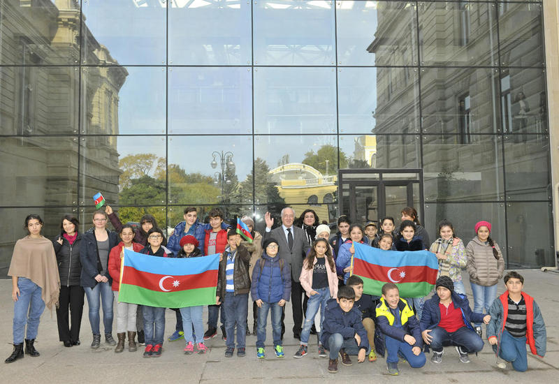 Цвета азербайджанского флага в творчестве художников страны