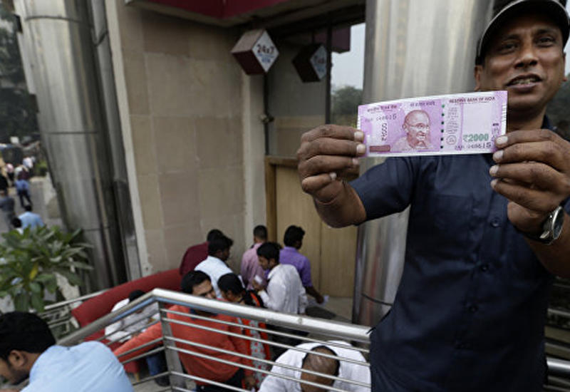 В Индии растут очереди за новой валютой