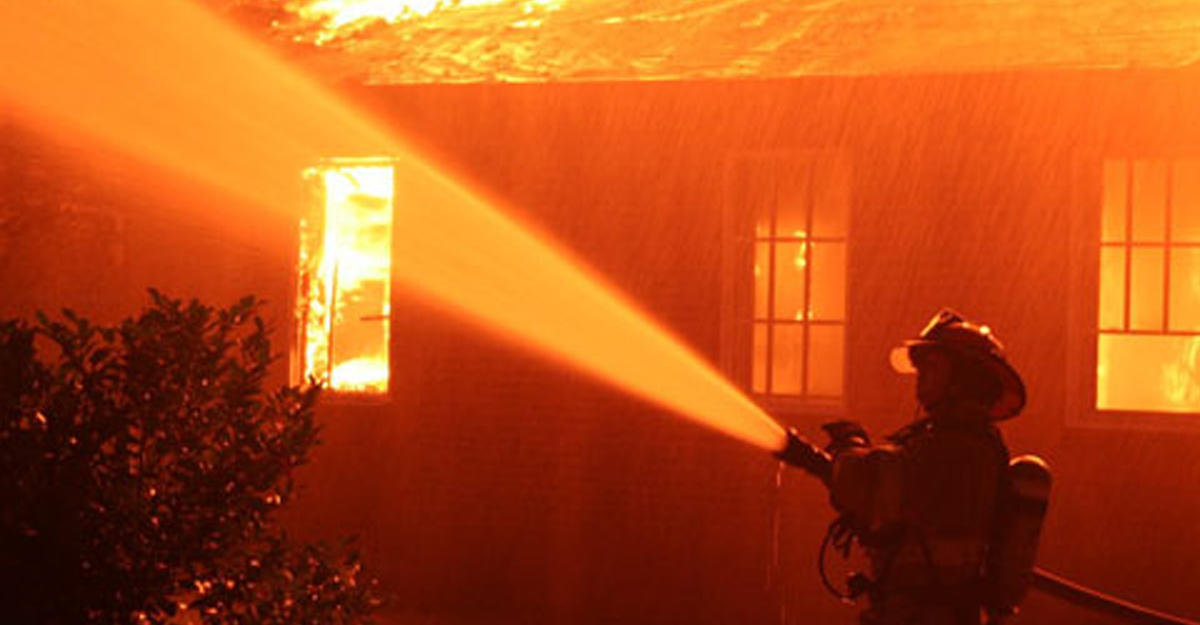 Пожар в общежитии в Баку, жильцы эвакуированы