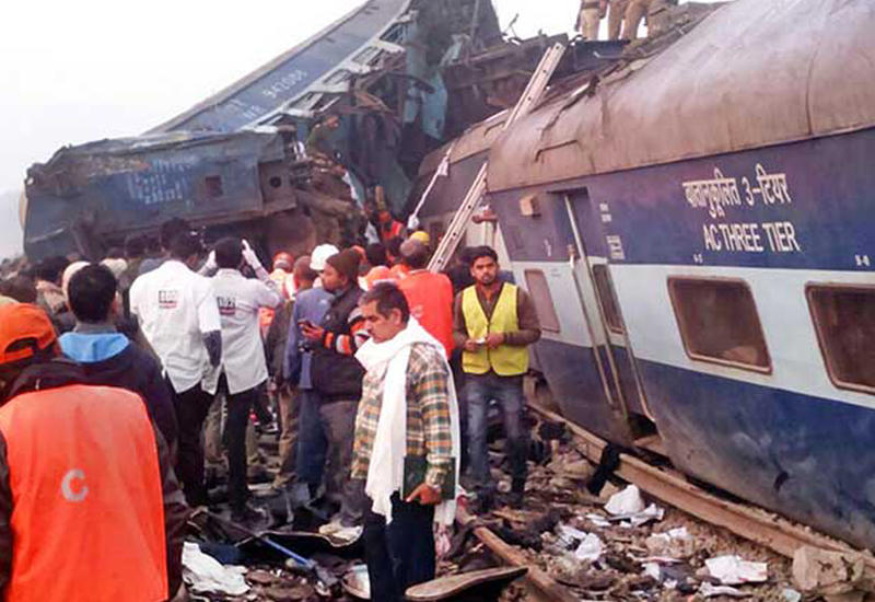 Кадры крушения поезда в Индии, унесшего жизни 128 человек