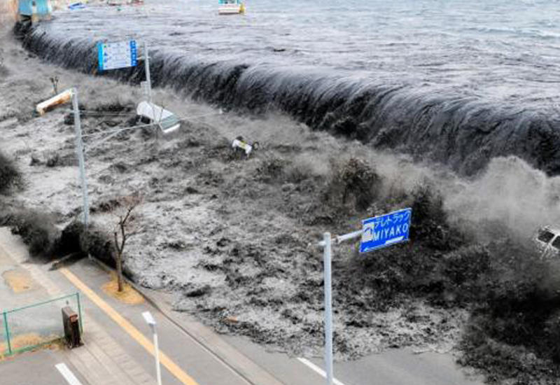 В Сети появилось эффектное видео цунами в Японии