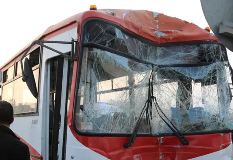 В Баку произошла цепная авария с участием 2 пассажирских автобусов