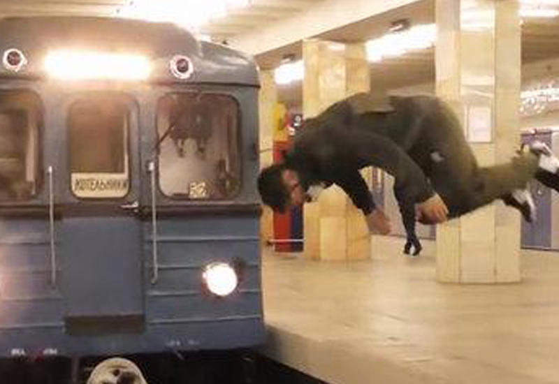 Экстремал перепрыгнул пути в метро перед едущим поездом