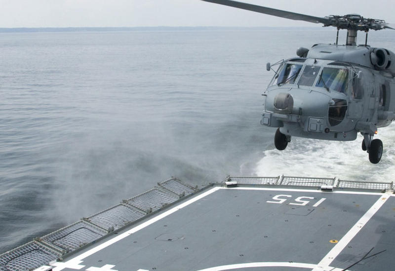 Австралийский пилот чудом посадил вертолет на палубу в шторм