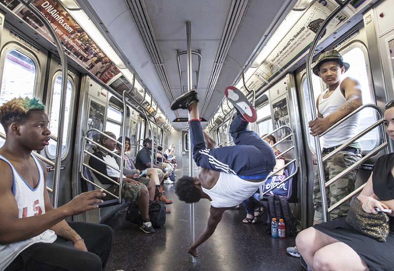 Танцоры устроили потрясающее шоу в нью-йоркском метро