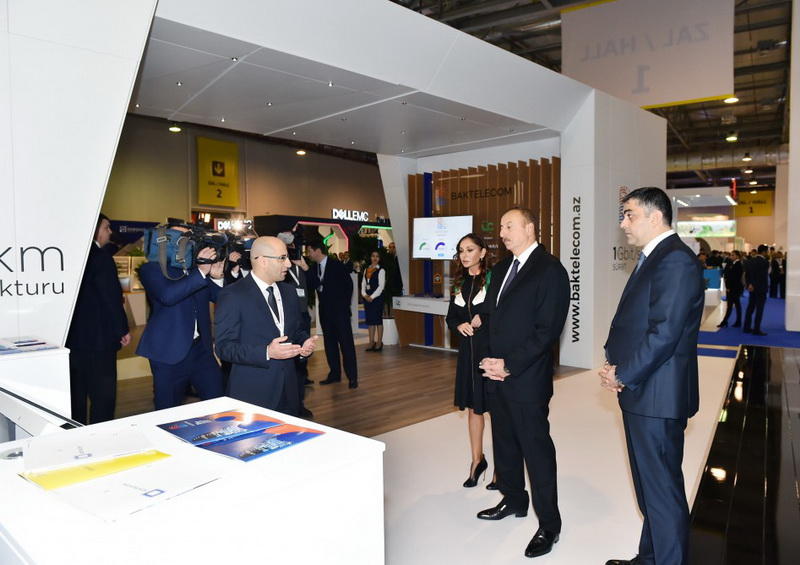 Президент Ильхам Алиев и его супруга Мехрибан Алиева ознакомились с выставкой “Bakutel-2016”