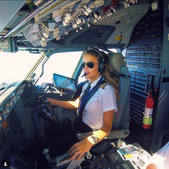 Gözəlliyi ilə heyran edən pilot qızdan maraqlı FOTOLAR