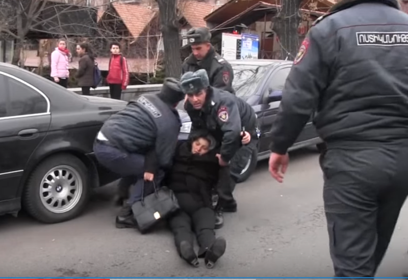 Вот как армянская полиция издевалась над солдатскими матерями