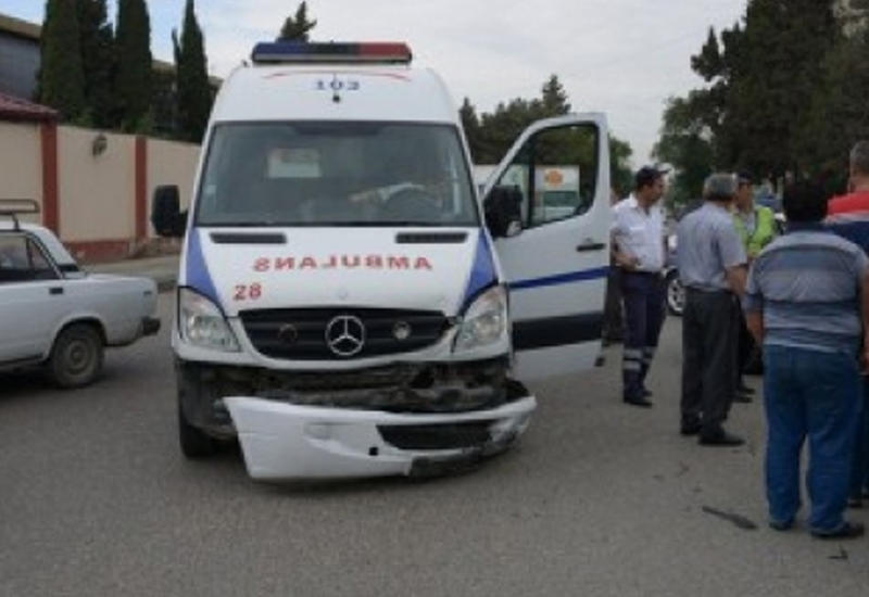 В Баку "скорая" попала в аварию: больной скончался
