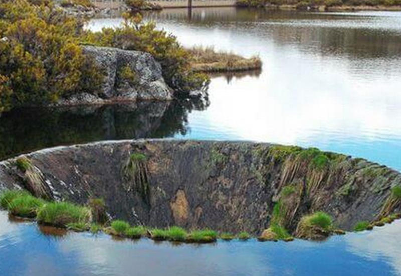 Портал в другое измерение: секрет воронки на горном озере в Португалии