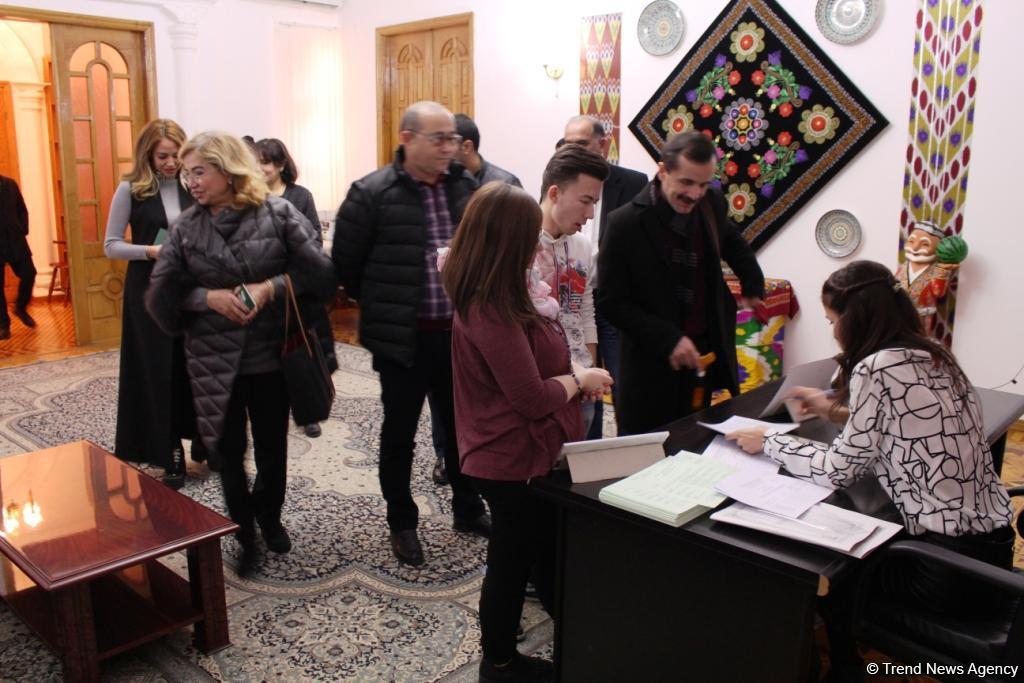 Граждане Узбекистана голосуют на избирательном участке в Баку