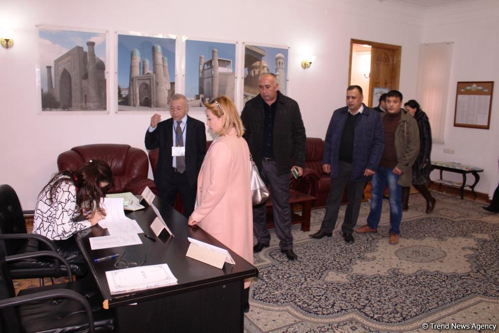 Граждане Узбекистана голосуют на избирательном участке в Баку