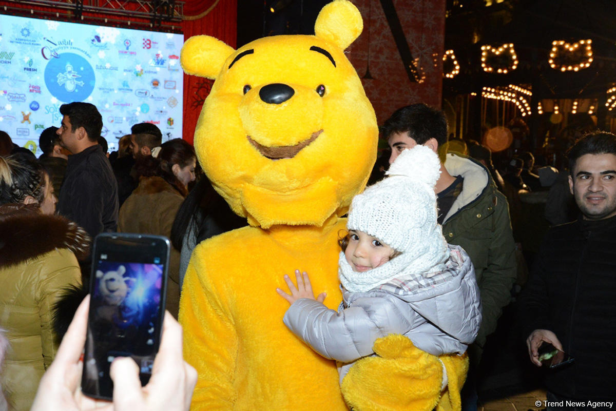 Тысячи бакинцев посетили открытие благотворительной ярмарки "Холодные руки - горячее сердце"