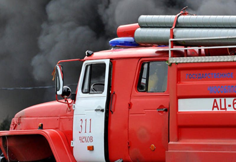 В России разрешат пожарным "таранить" автомобили во дворах