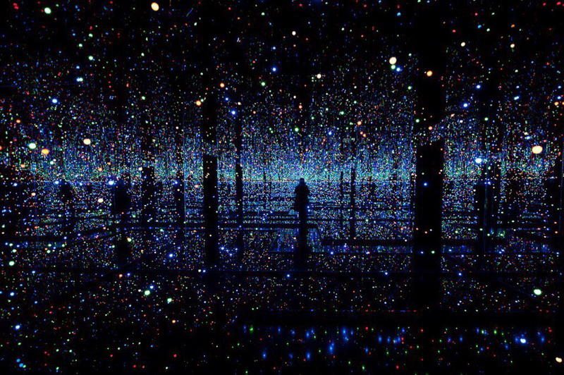 Японская художница создала бесконечную комнату с помощью зеркал