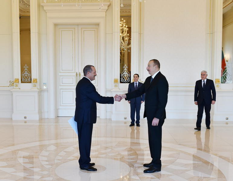 Президент Ильхам Алиев принял верительные грамоты новых послов Кубы и Марокко