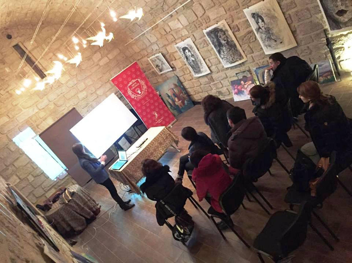 Украинская художница провела семинары в Баку