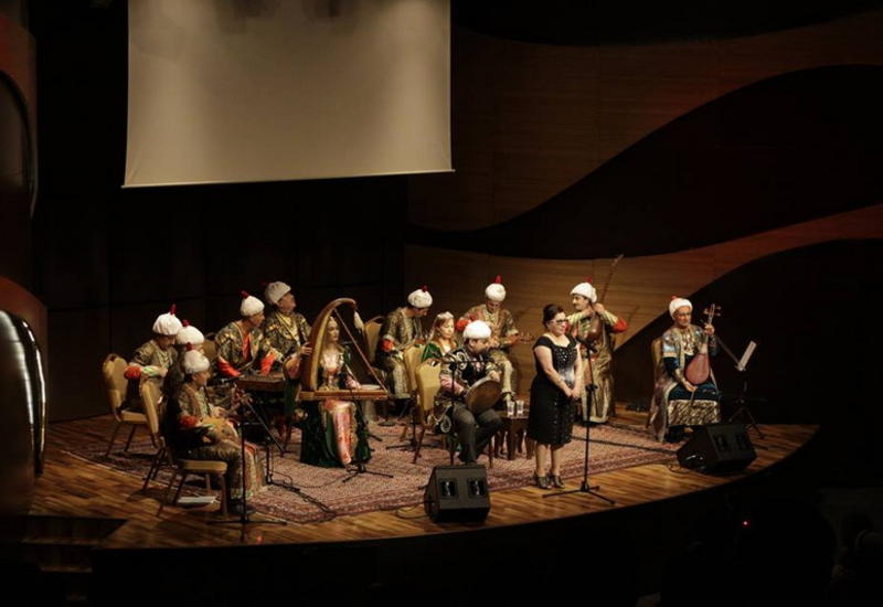 Великолепный концерт ансамбля старинных музыкальных инструментов в Международном Центре Мугама