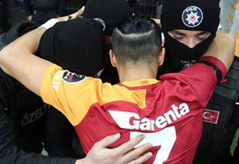 Трогательный жест турецкого футболиста в память о жертвах теракта в Стамбуле
