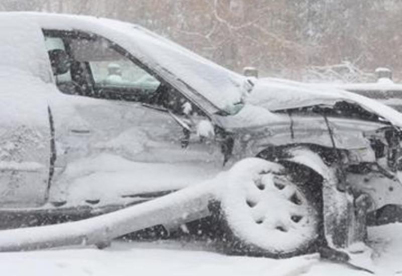 Сильный снегопад привел к сотням аварий в Канаде