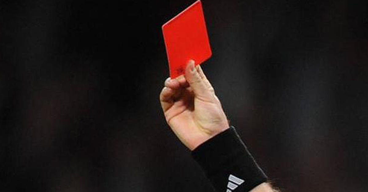 Судья ударил футболиста и показал ему красную карточку