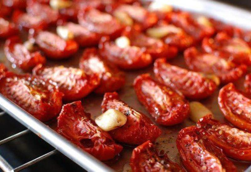 Очень вкусные вяленые помидоры. Turatti вяленые томаты. Вяленые томаты в духовке. Вяленые томаты домашние. Вяленые помидоры и паприка.
