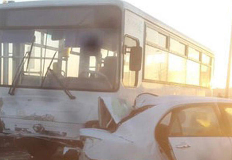 В Баку пассажирский автобус совершил аварию, есть погибший и раненые