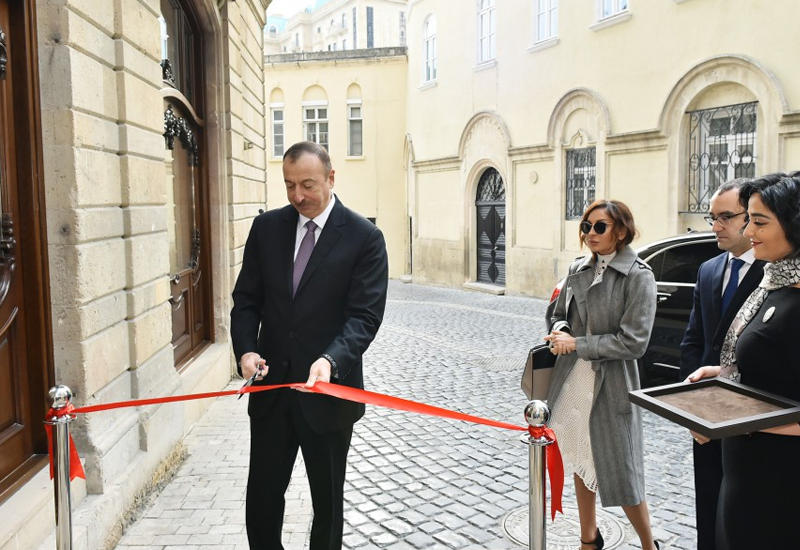 Президент Ильхам Алиев и его супруга Мехрибан Алиева приняли участие в открытии Театра марионеток в Ичеришехер