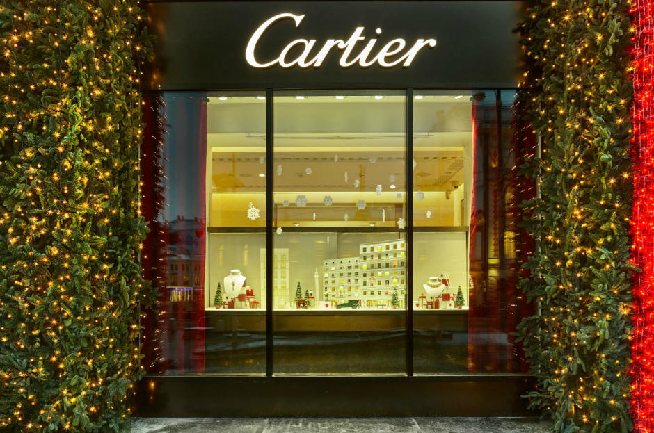 Cartier москва. Витрины Картье. Новогодние витрины Cartier. Витрины новый год Картье. Самый красивый магазин Cartier.