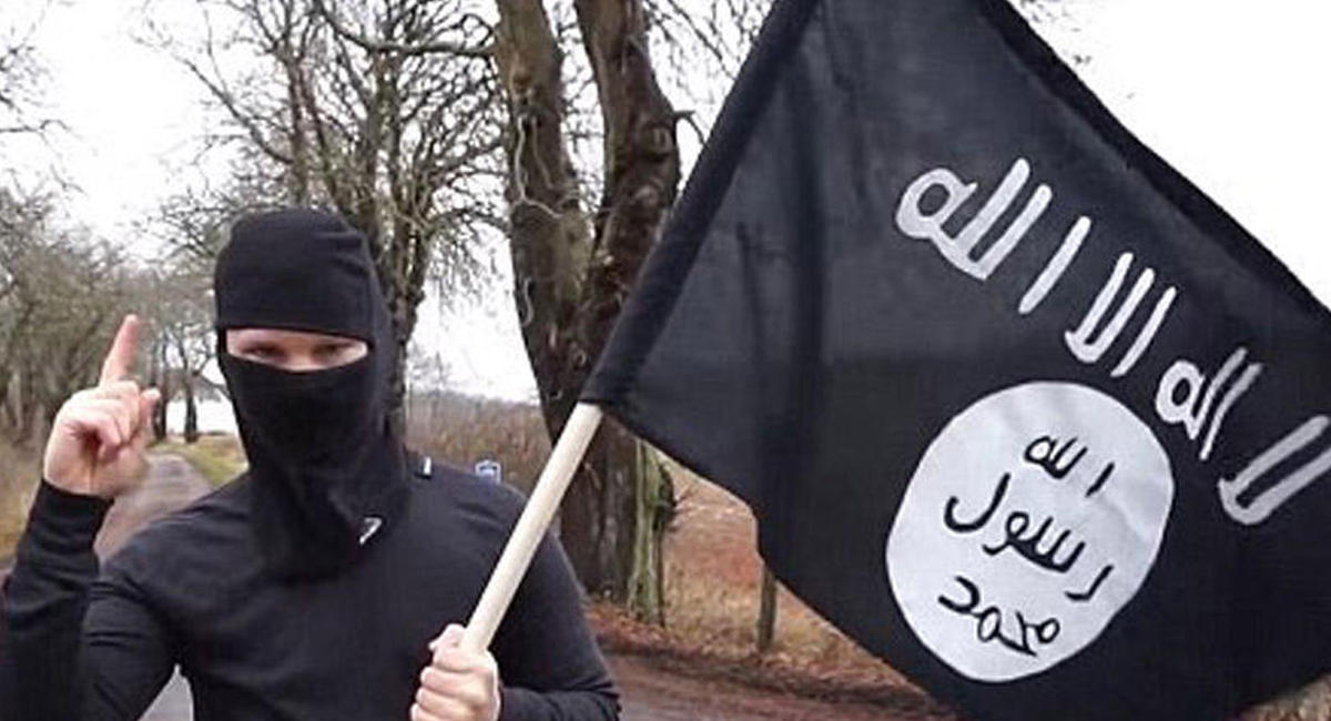 Террористы на фоне флага игил. Флаг ИГИЛ. Флаг исламских террористов. Знак ИГИЛ. ИГИЛ надпись.