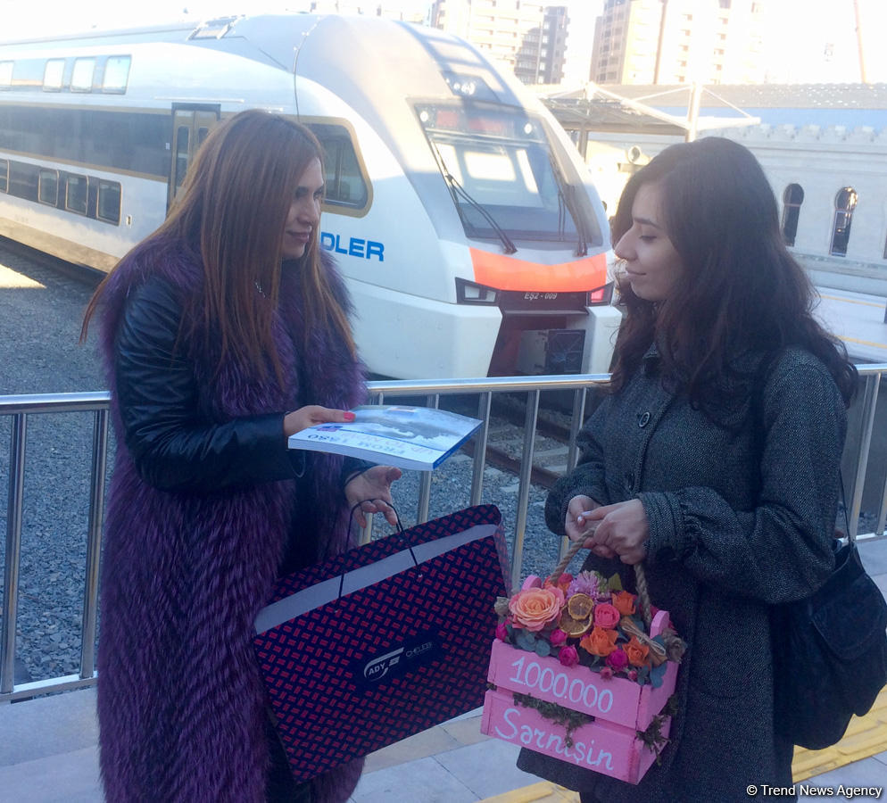Миллионному пассажиру поезда Баку-Сумгайыт вручили подарки