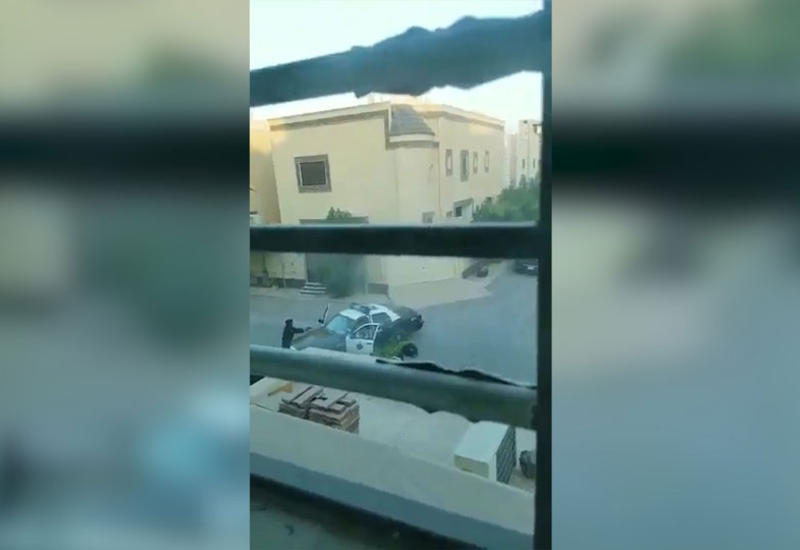 В Эр-Рияде полицейский отбил патрульную машину у двух террористов