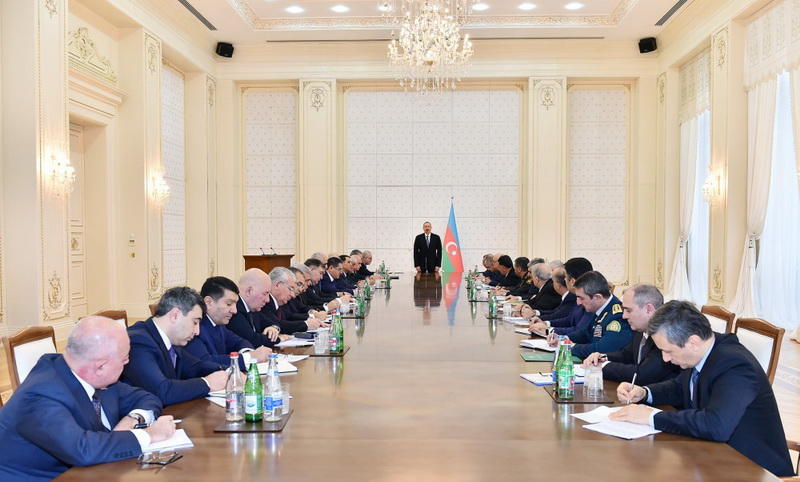 Под председательством Президента Ильхама Алиева прошло заседание Кабмина, посвященное итогам социально-экономического развития в 2016 году и предстоящим задачам