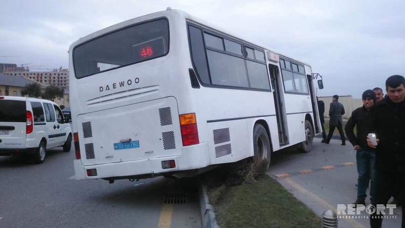 В Баку пассажирский автобус столкнулся с легковушкой