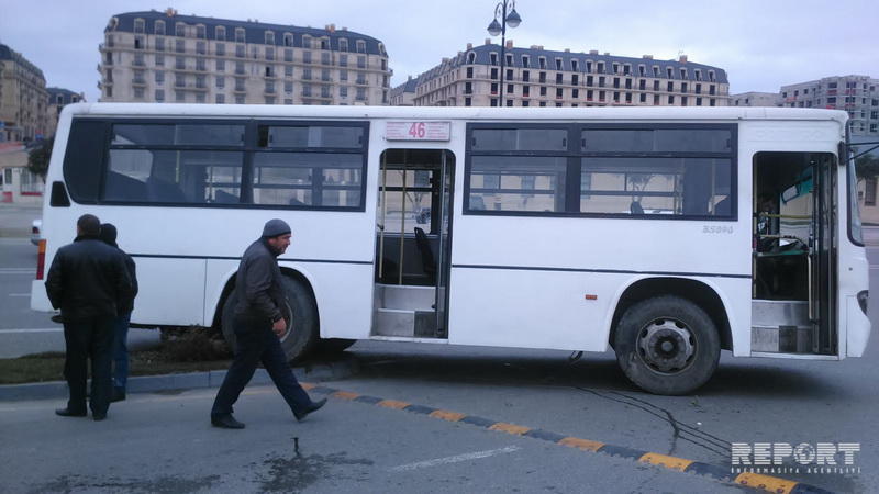 В Баку пассажирский автобус столкнулся с легковушкой