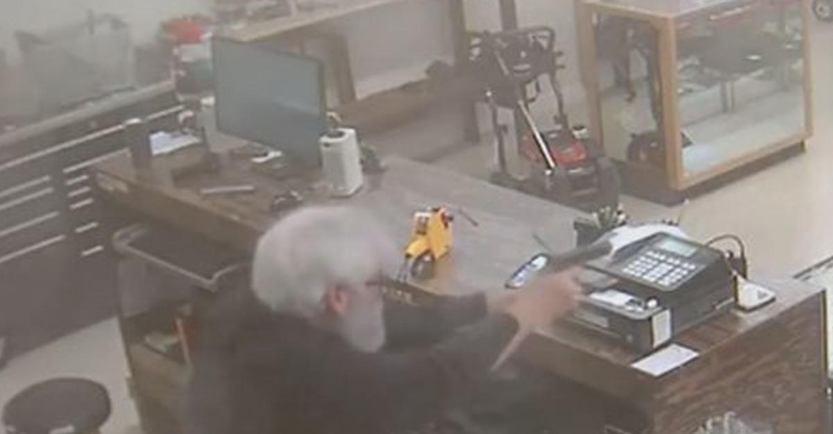 Негр грабитель. Оружейный магазин. Ограбил оружейный магазин. Оружейный магазин в сша. Грабят оружейный магазин.