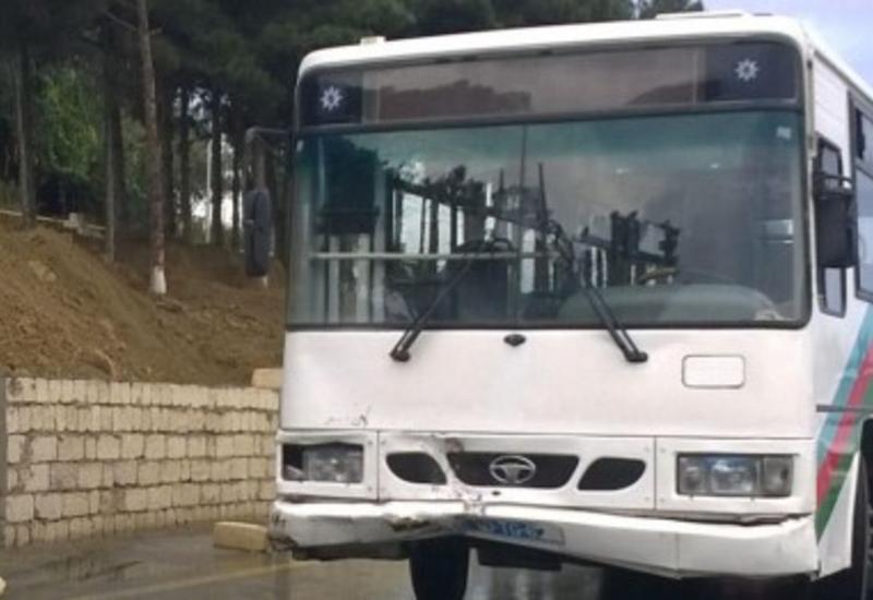 В Баку пассажирский автобус совершил ДТП