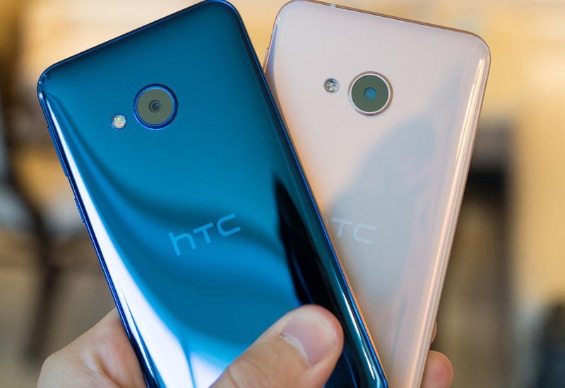 HTC представила флагманский смартфон с двумя экранами