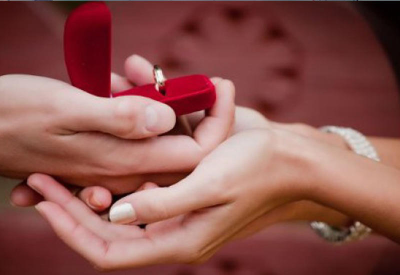 Мужчина сделал предложение девушке на подставной свадьбе друзей
