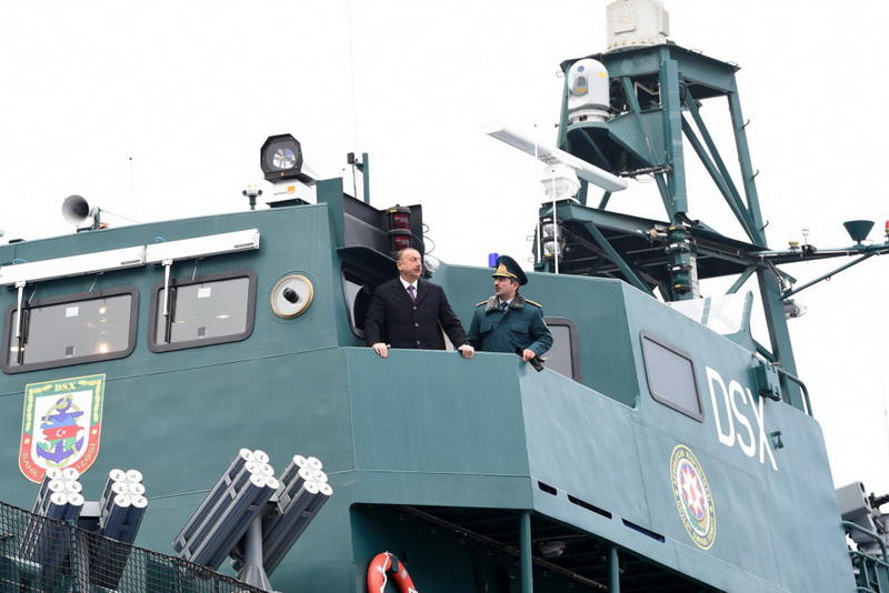 Президент Ильхам Алиев ознакомился с кораблем "Туфан" и новой спецтехникой Береговой охраны Госпогранслужбы